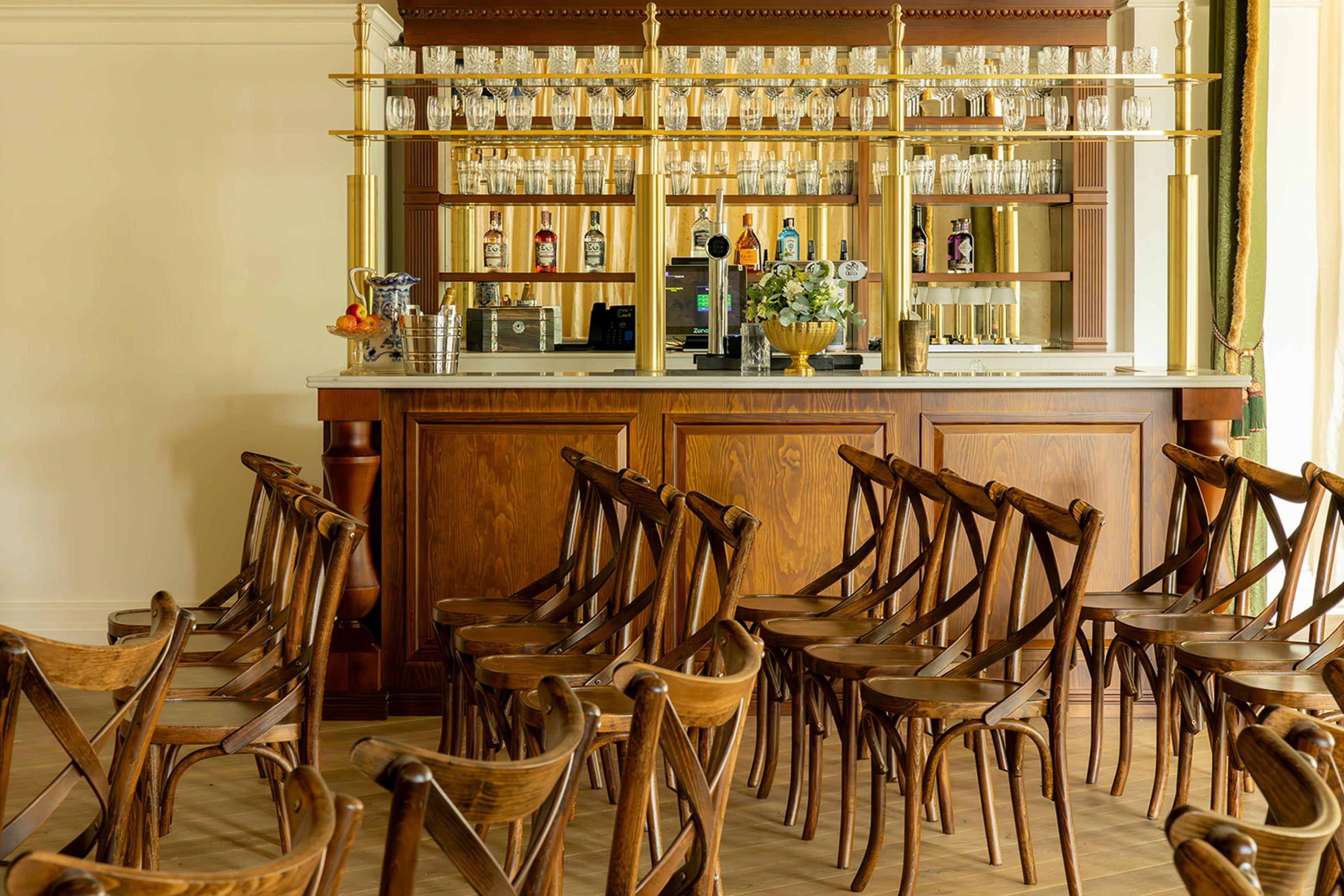 מלון Dornoch Station מראה חיצוני תמונה The bar at the Royal Automobile Club